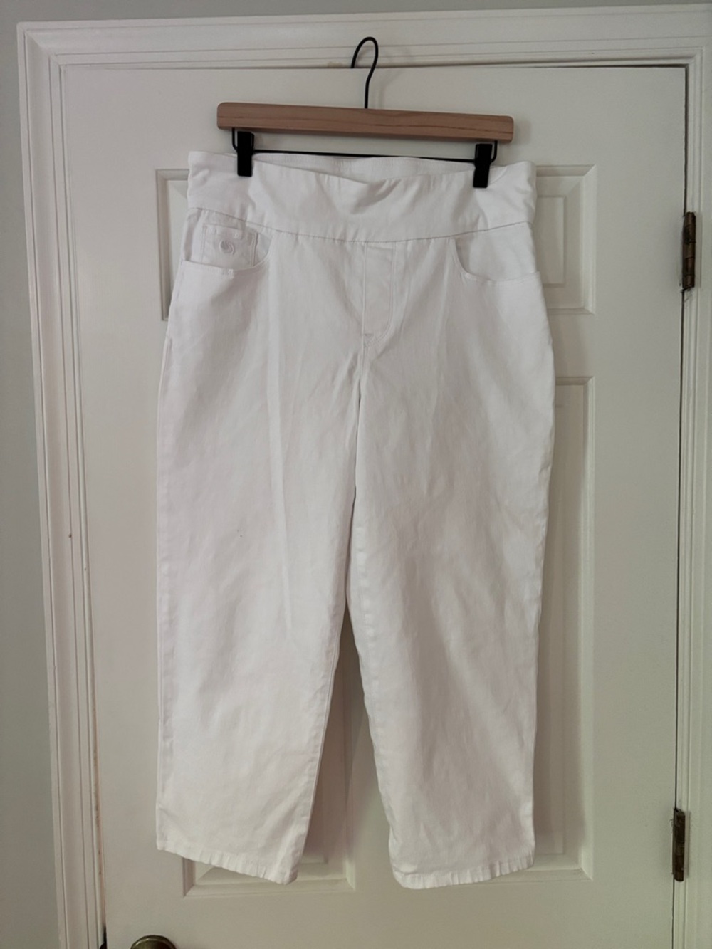 Gloria Vanderbilt White Pull-On Cropped Capris